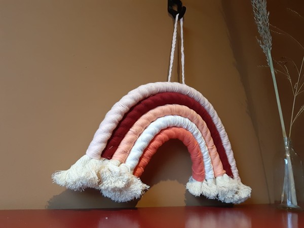 Deze regenboog macramé hanger is een ware eye catcher en jij kunt dit nu zelf ook maken!